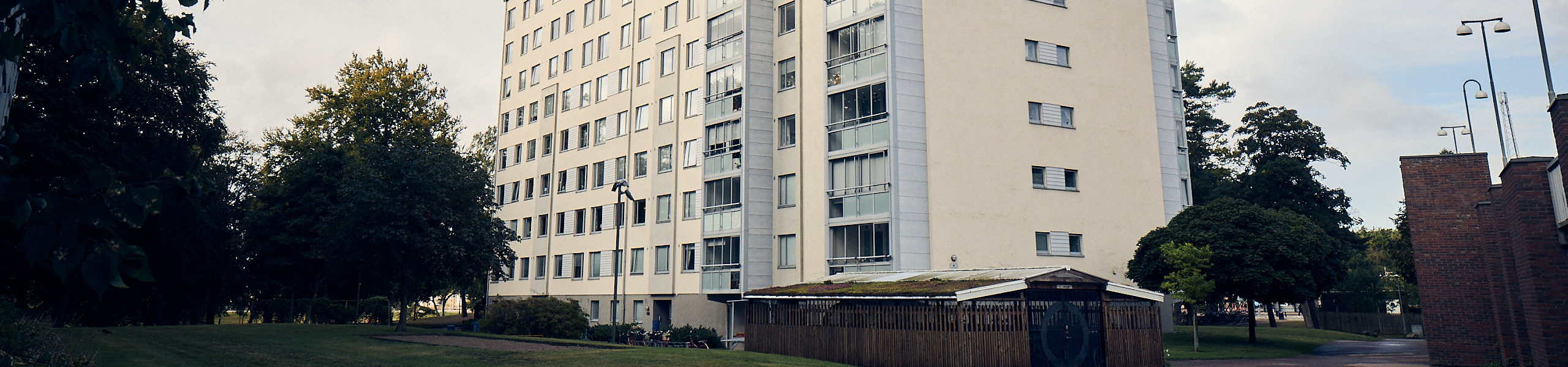 Flerfamiljshus med pusad fasad med inglasade balkonger