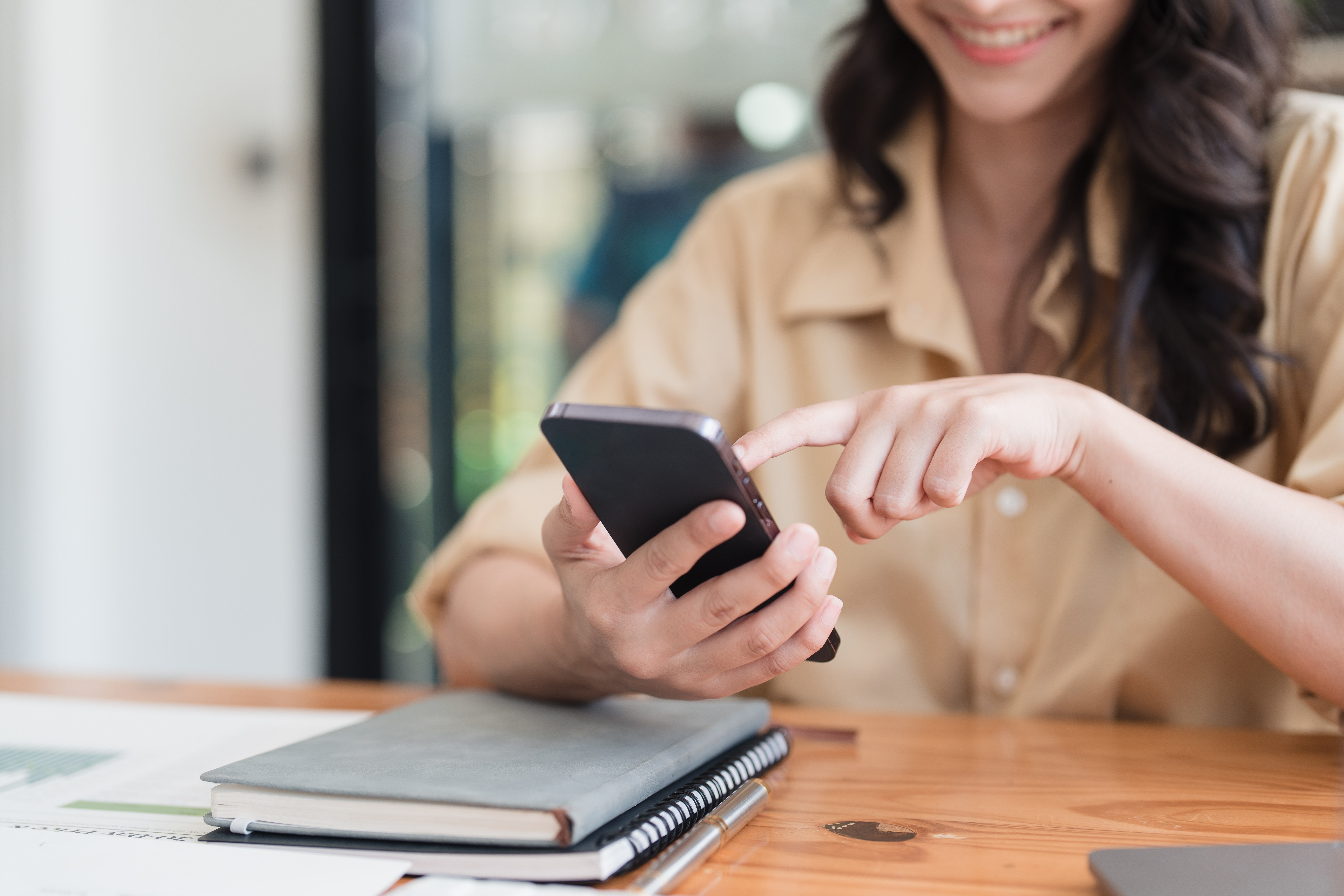 kvinna sitter på mobiltelefon