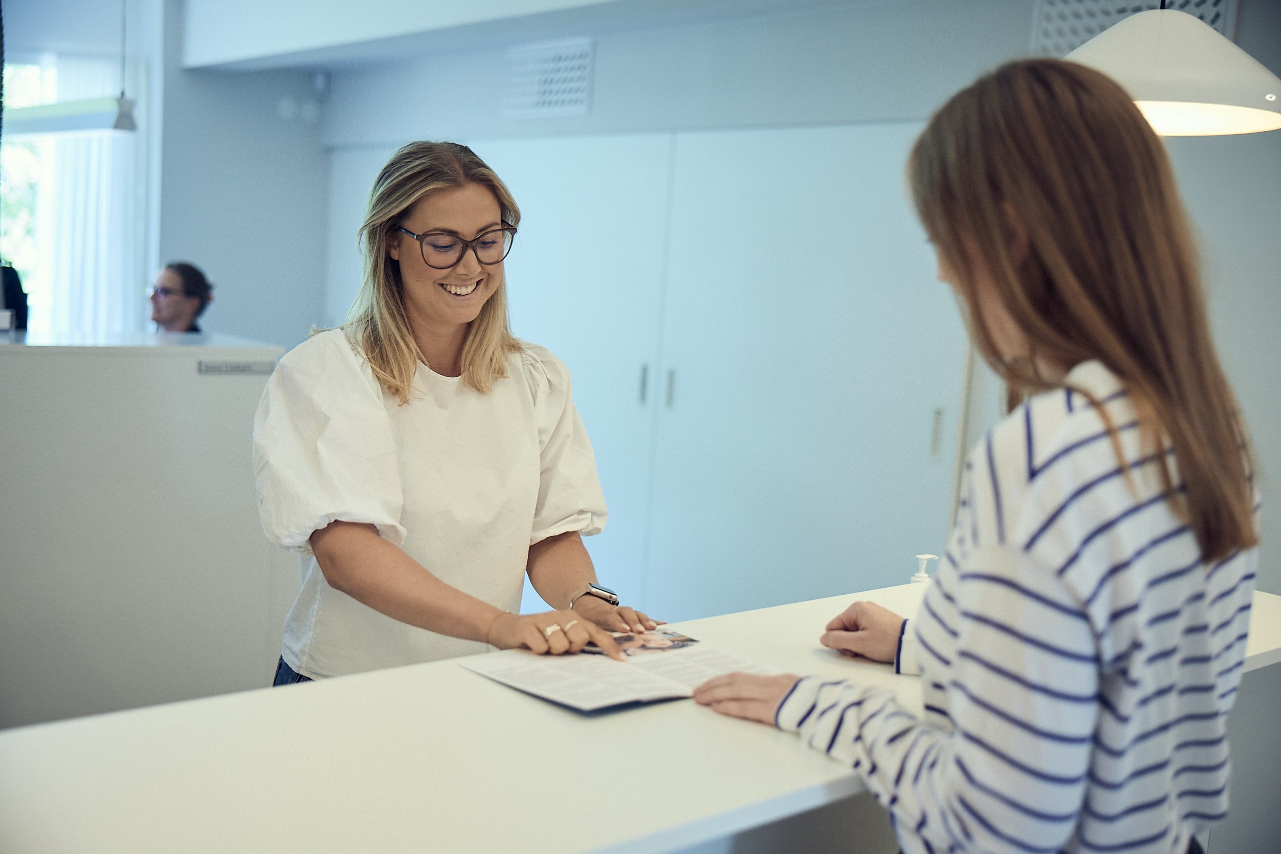 Personal tar emot kund över disk