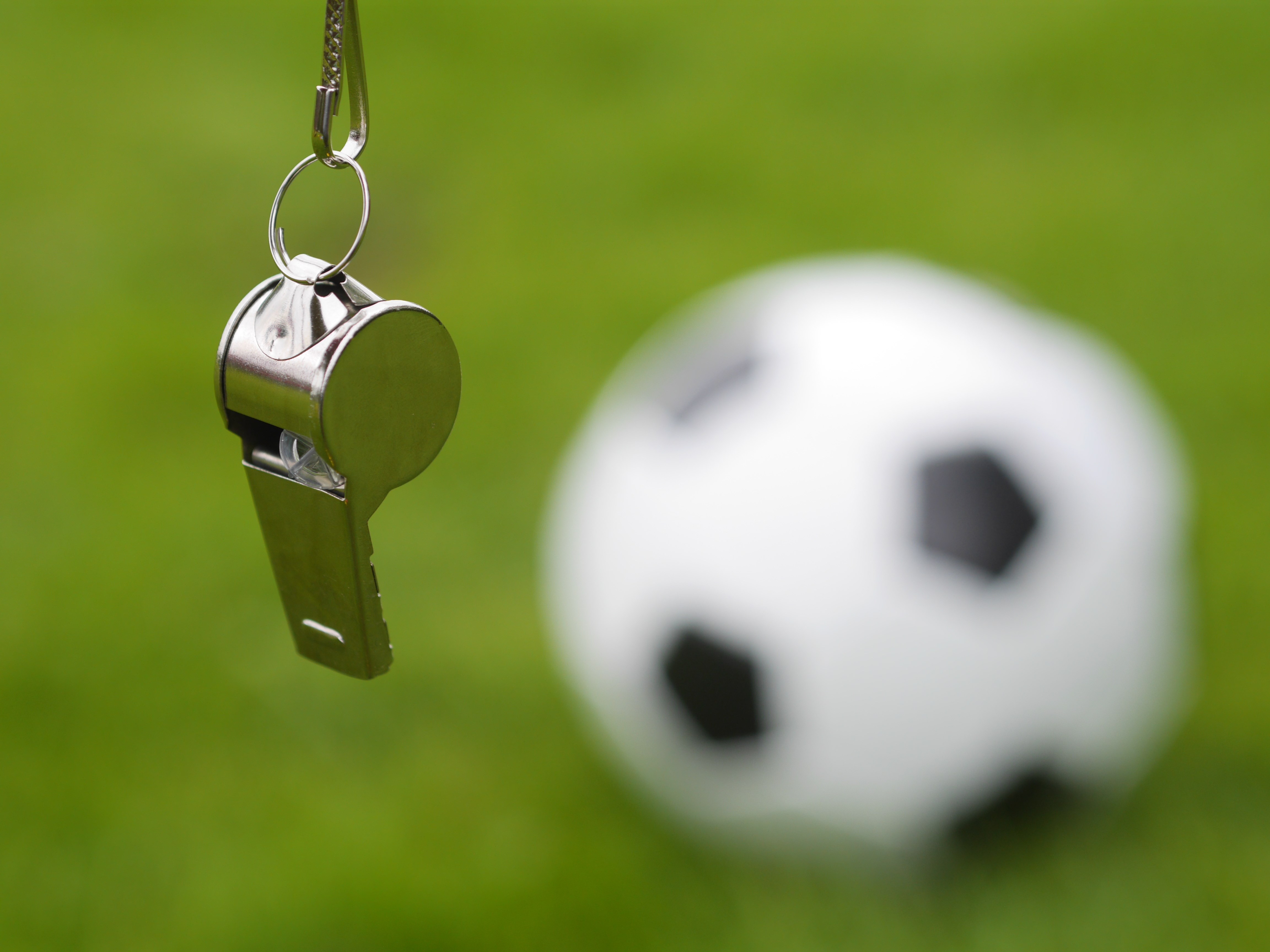 Visselpipa och i bakgrunden syns en fotboll