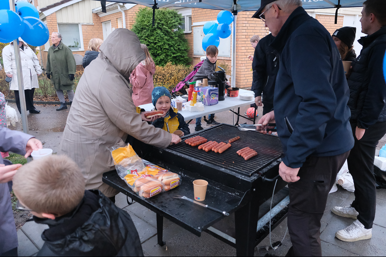 Korvgrillning vid invigning av lekplats