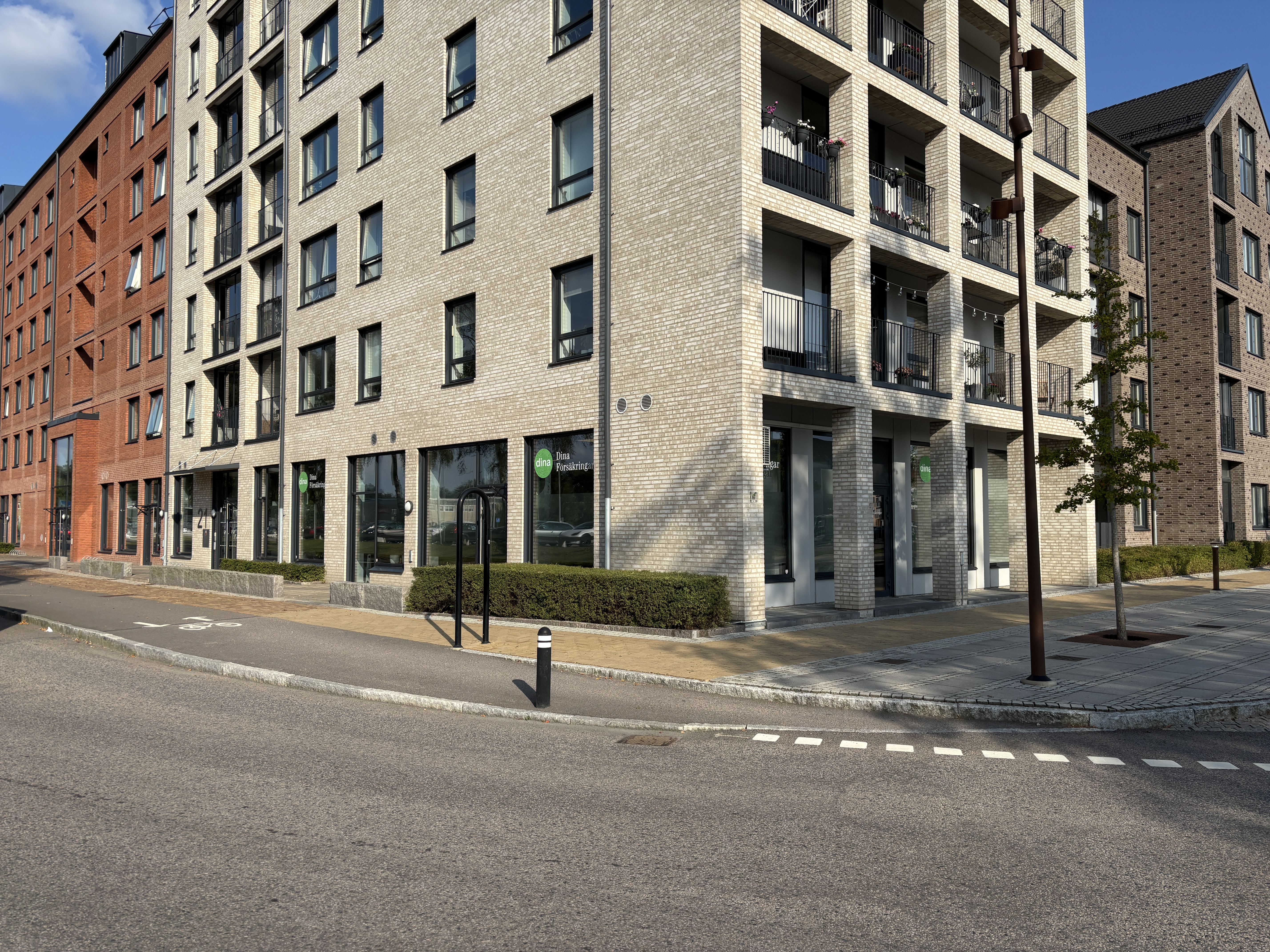 Lokal i markplan med stora fönster mot väg