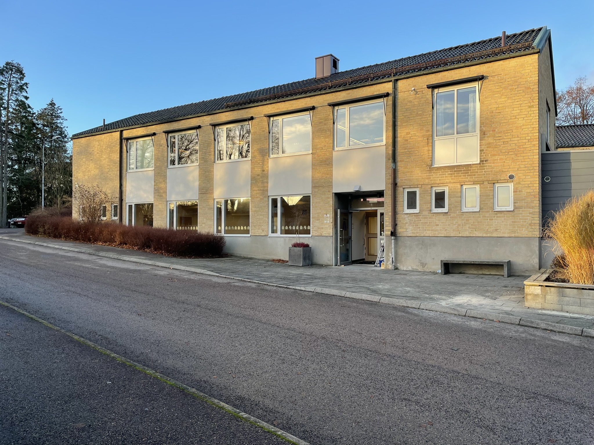 Gul tegelbyggnad