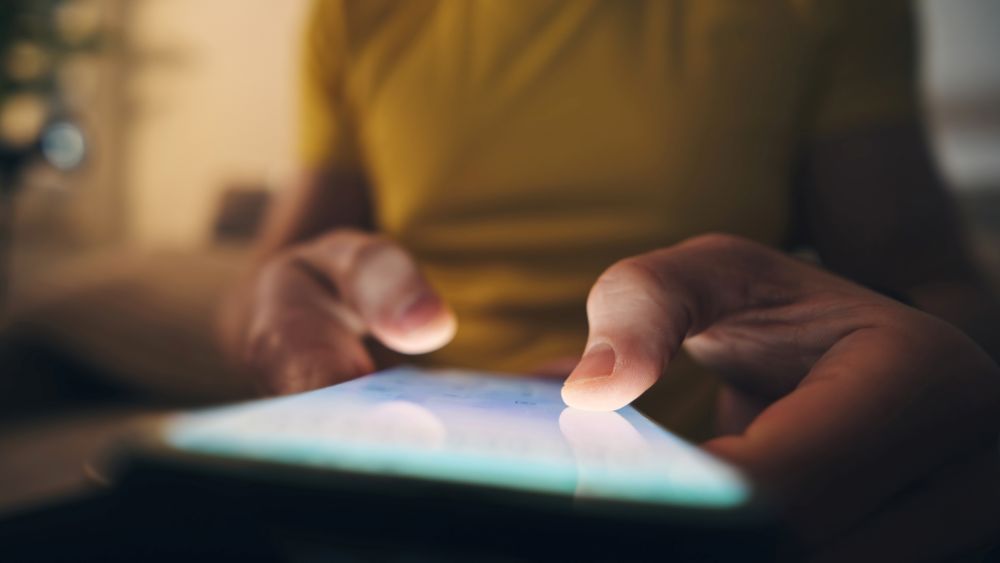 Någon använder en mobiltelefon