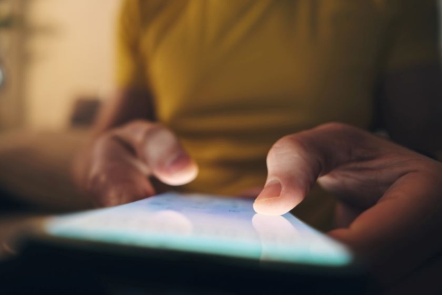 Någon använder en mobiltelefon