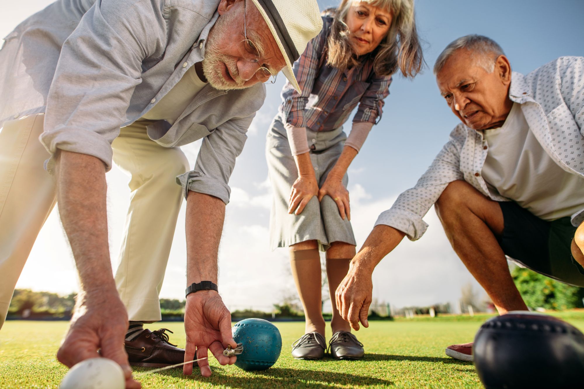 Tre personer spelar boule