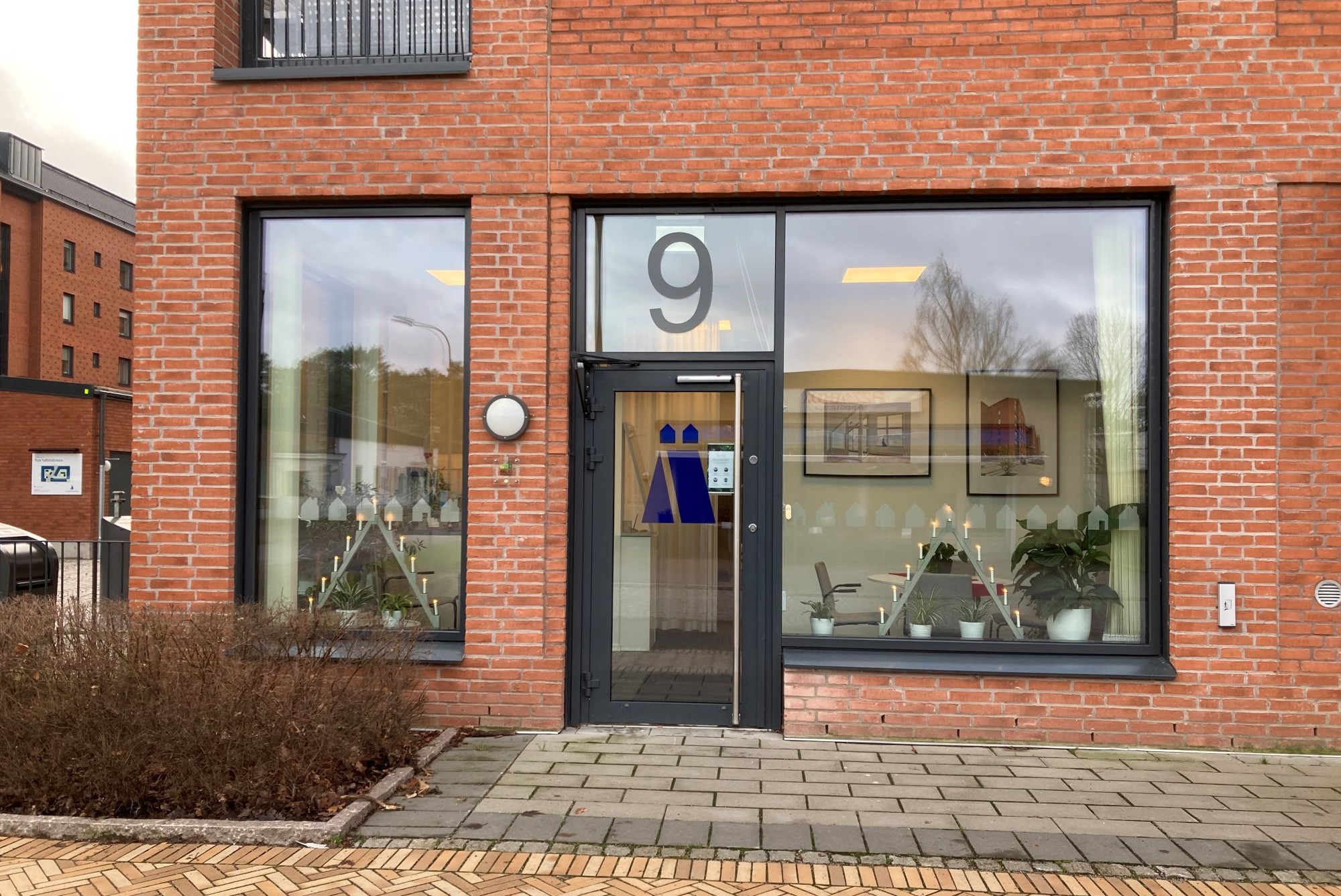 Kontorentré med stora glaspartier