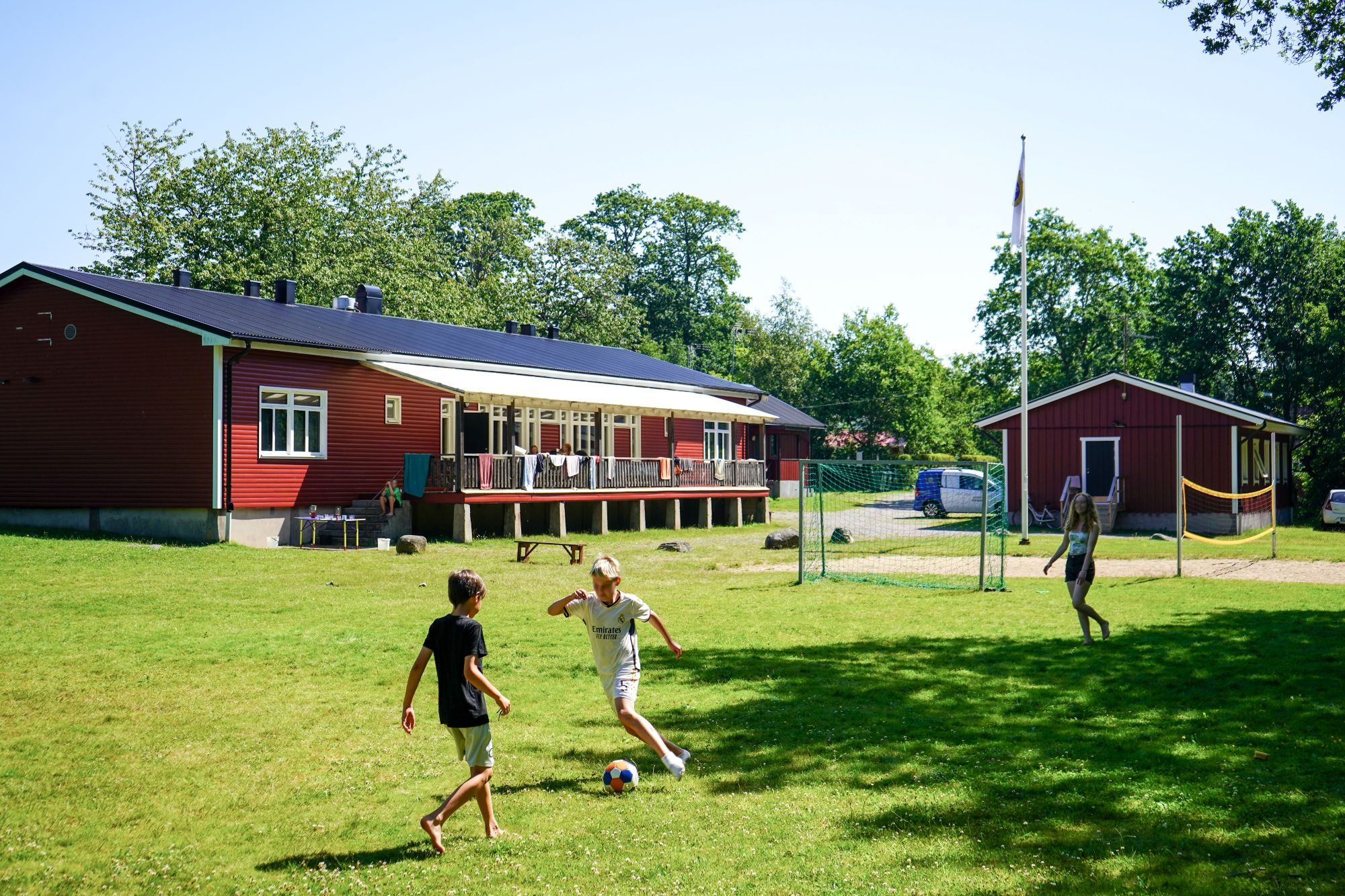 Barn leker på en gräsmatta