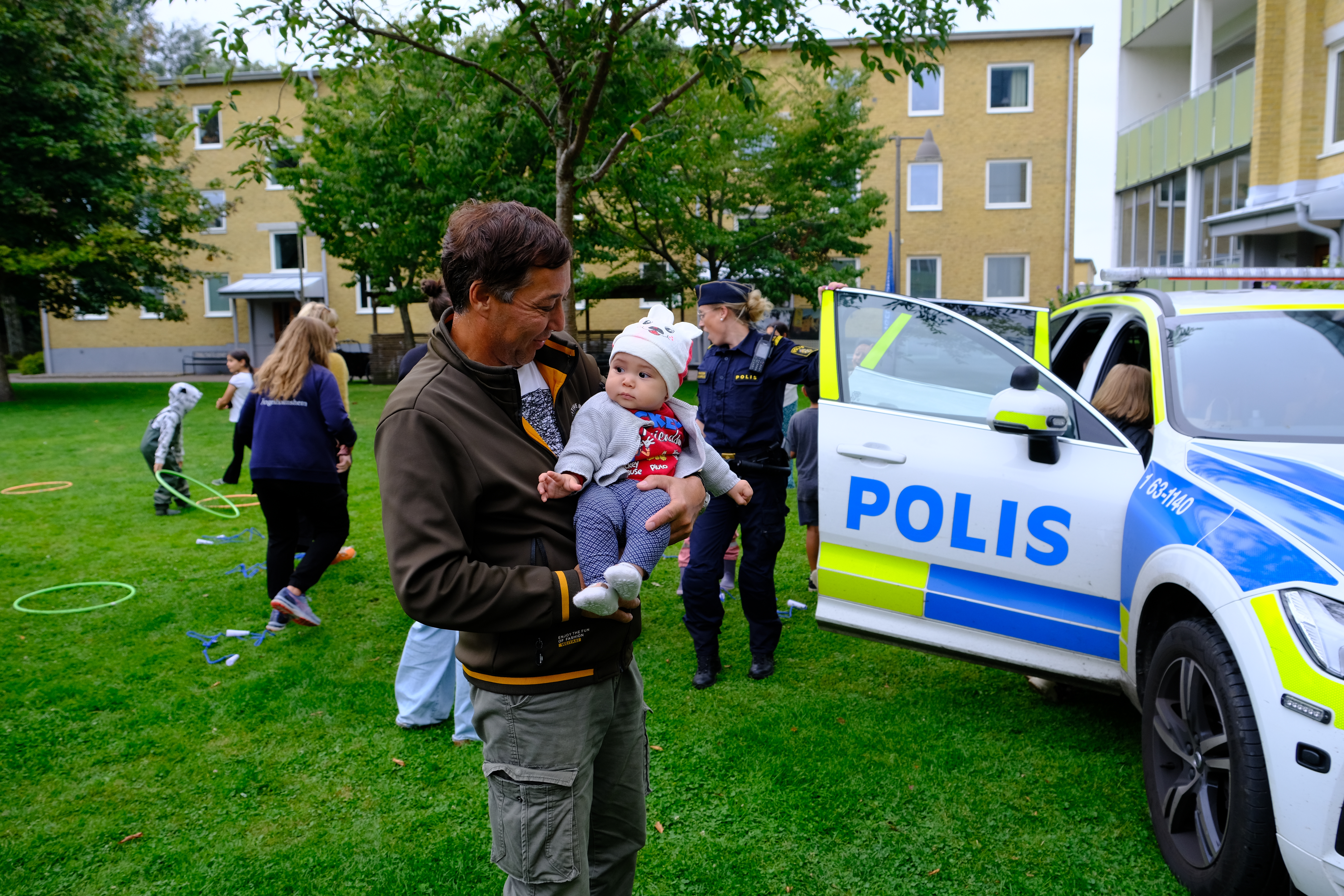 Pappa står med sin dotter i famnen
