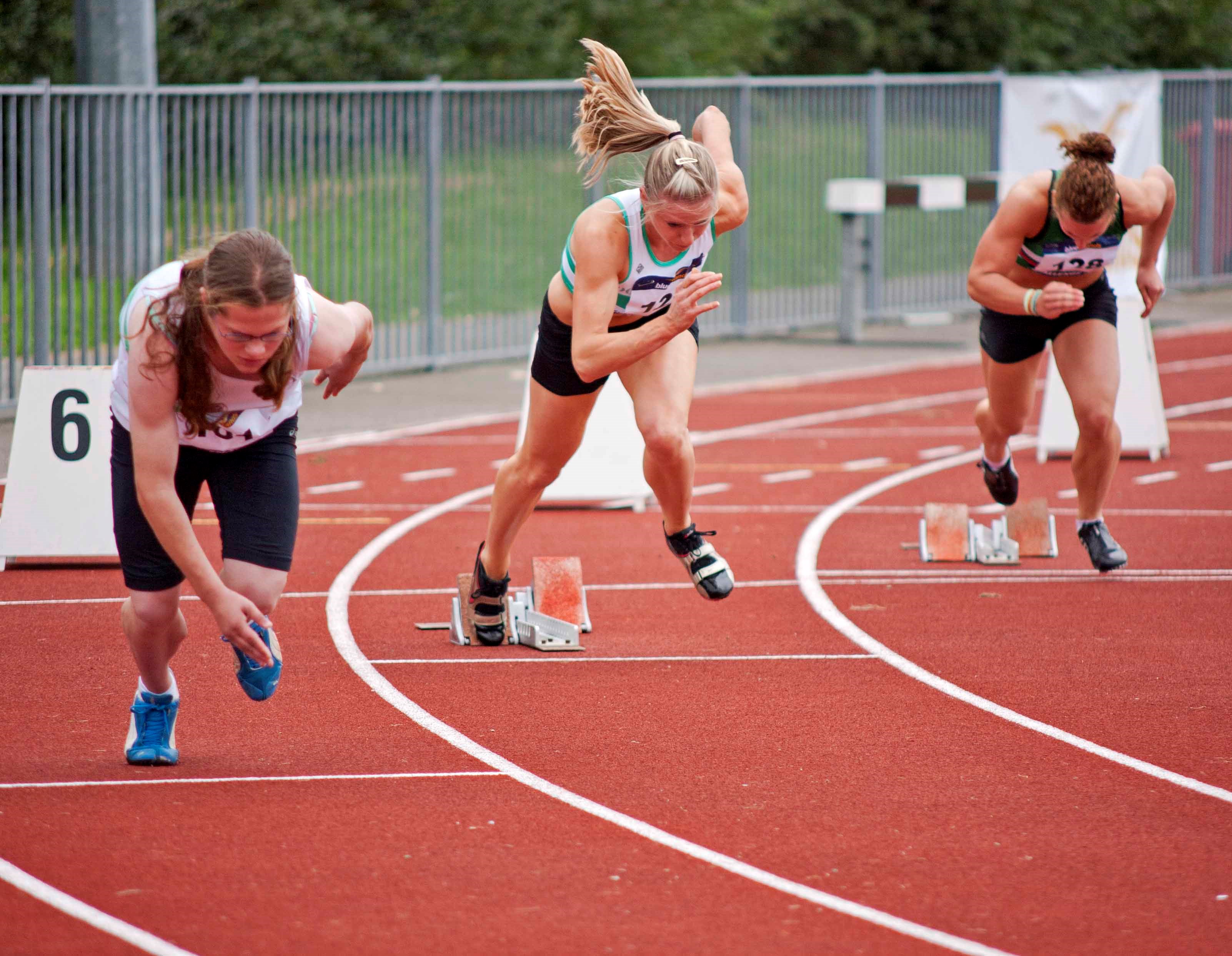 Tre kvinnor som kommer ur startblock