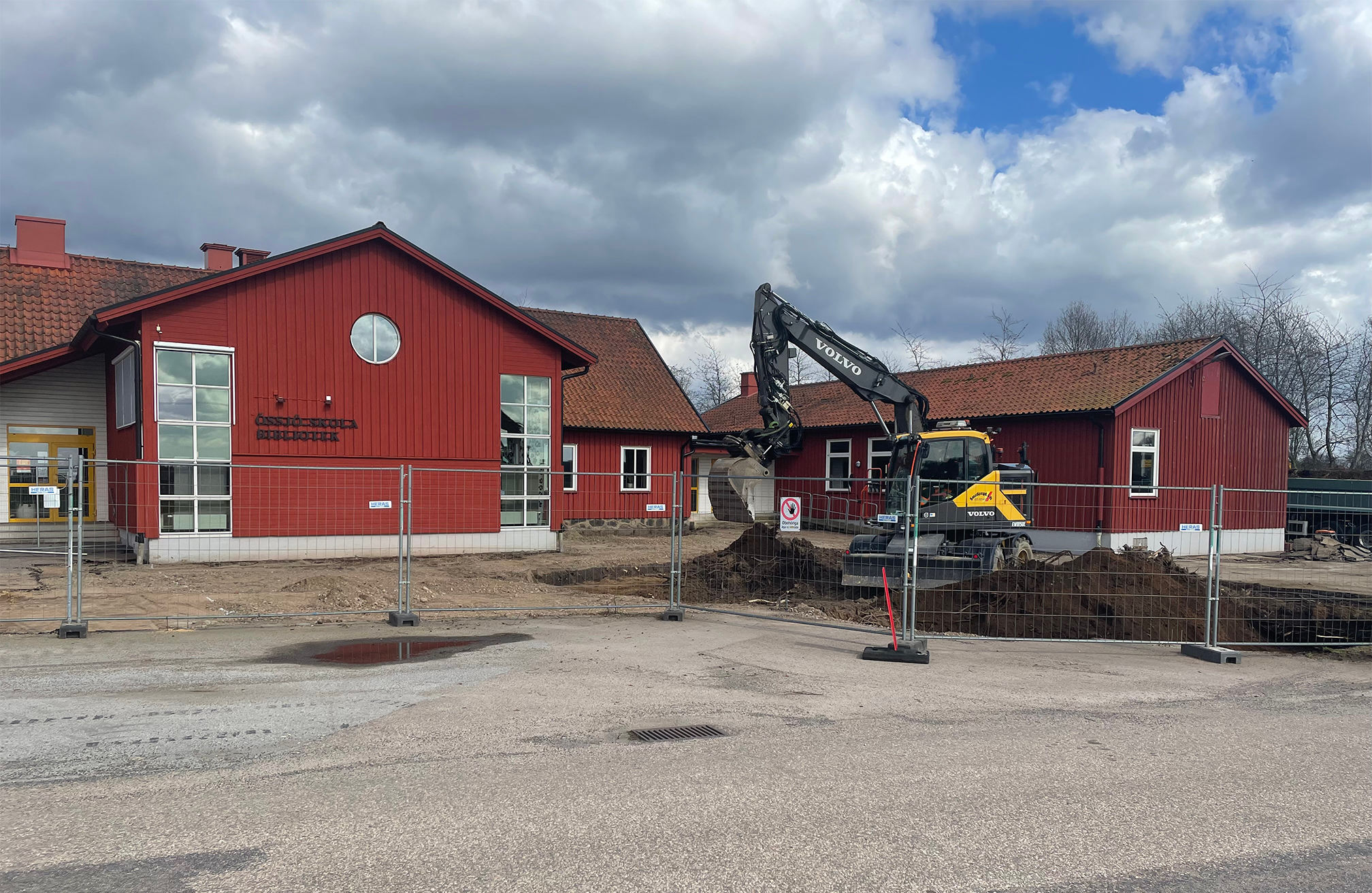 Skola med röd träfasad