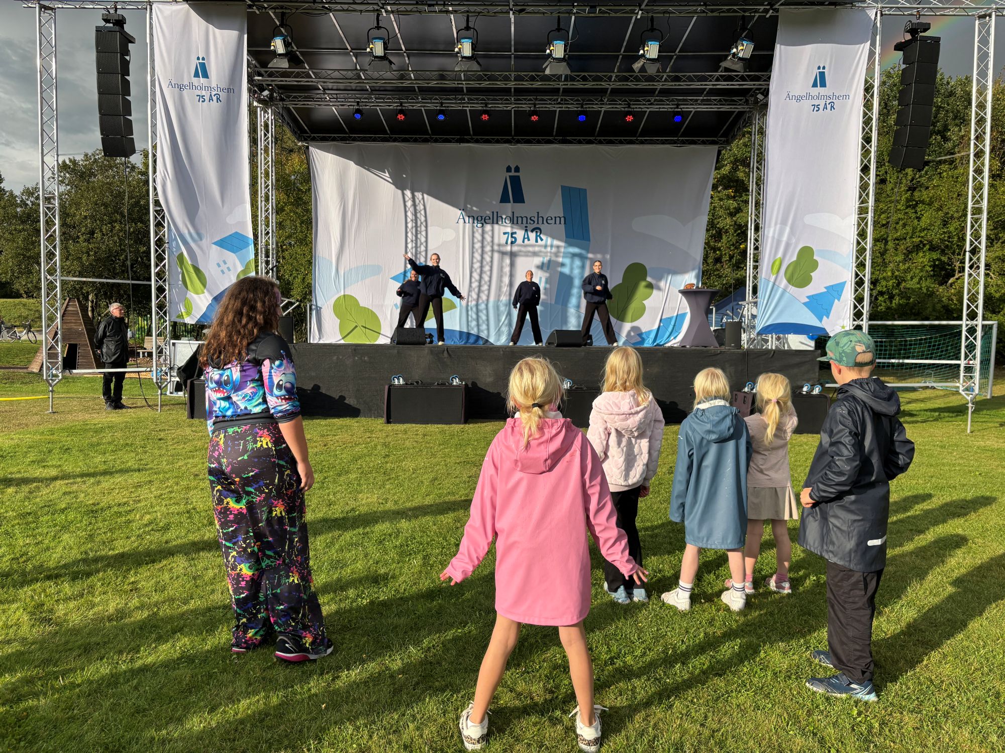 Tjejer dansar framför en scen