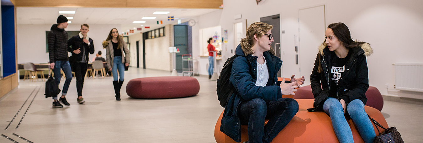 Två tonåringar som sitter och pratar