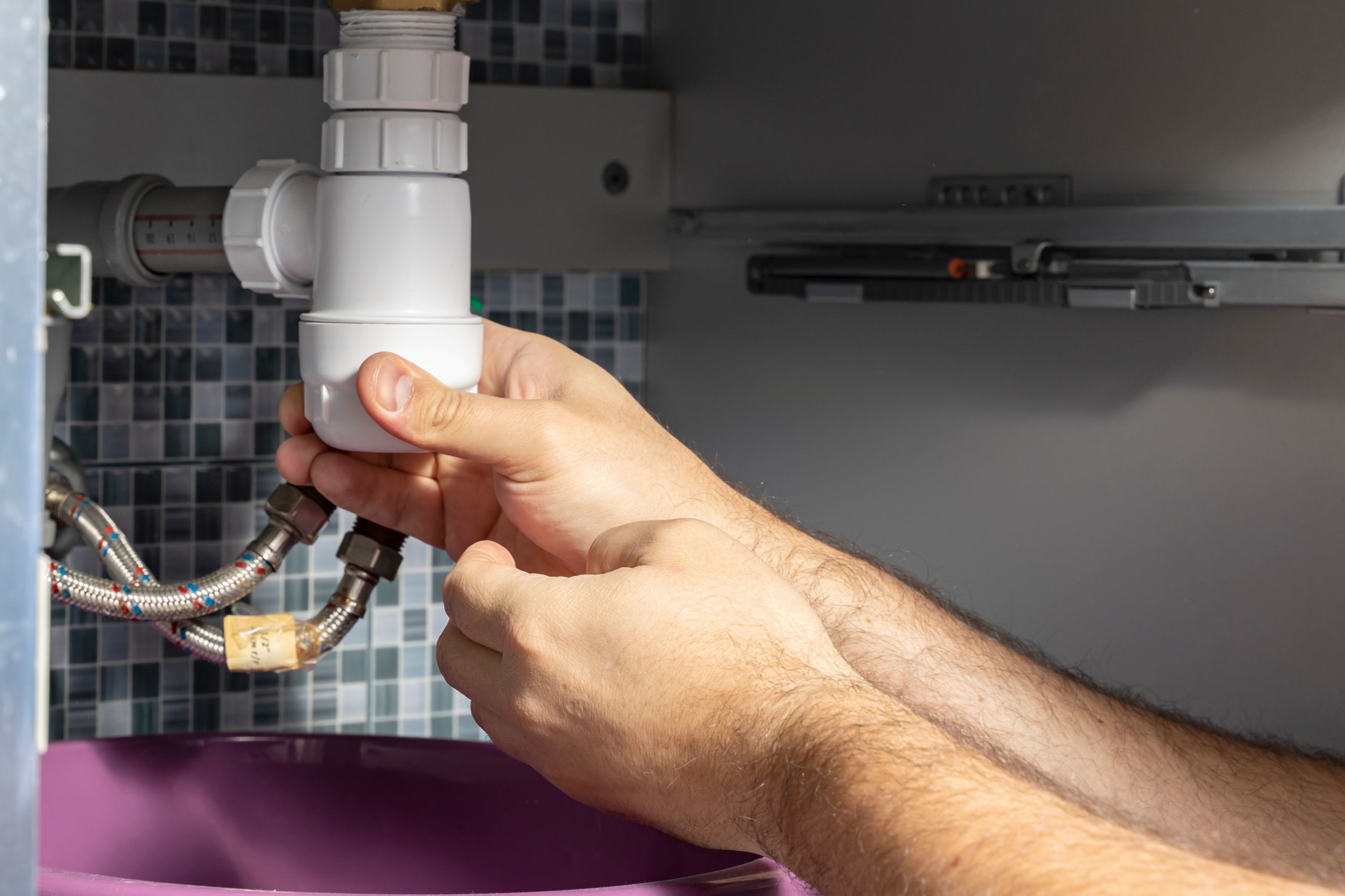 Person rensar vattenlås