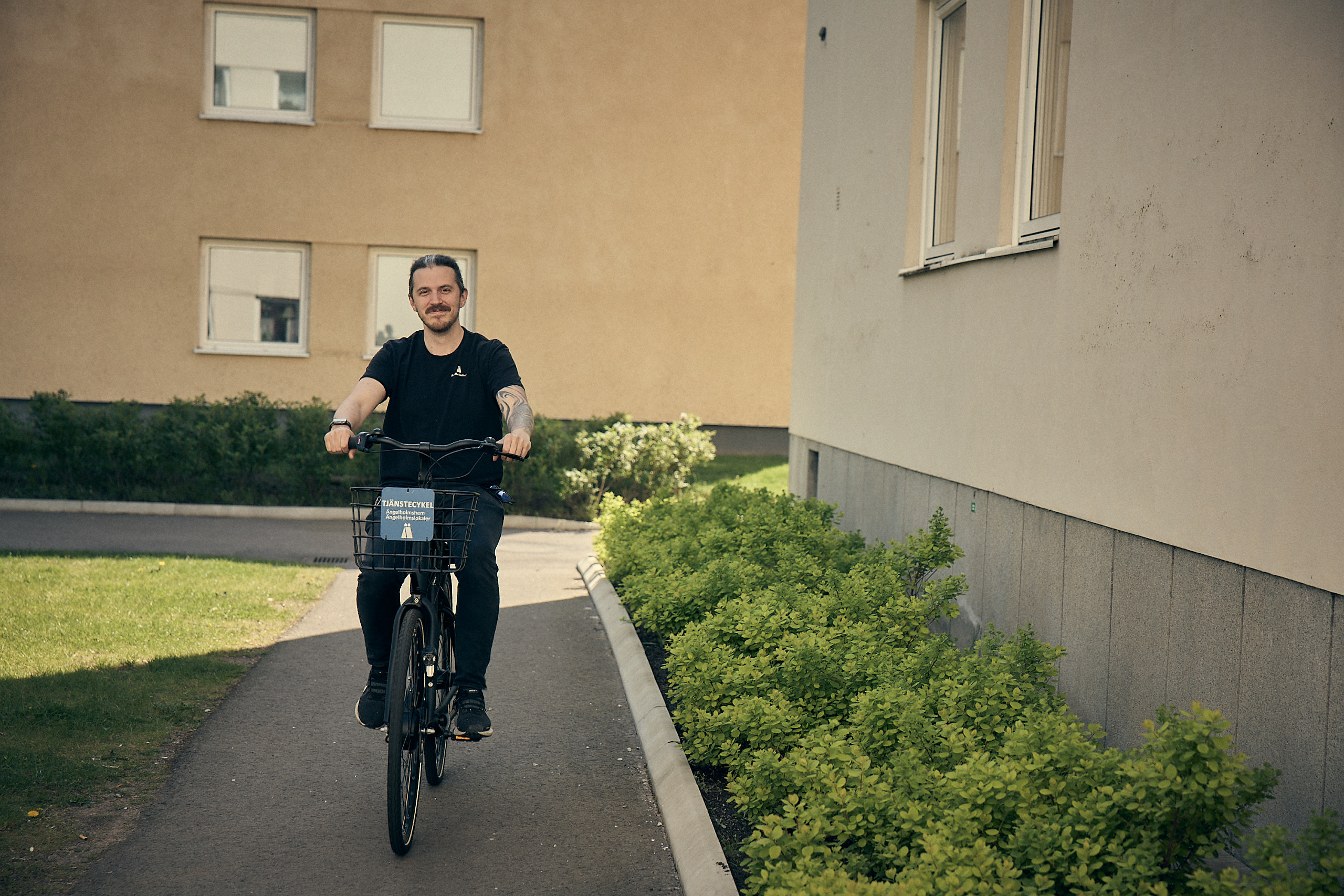 En person cyklar mot kameran